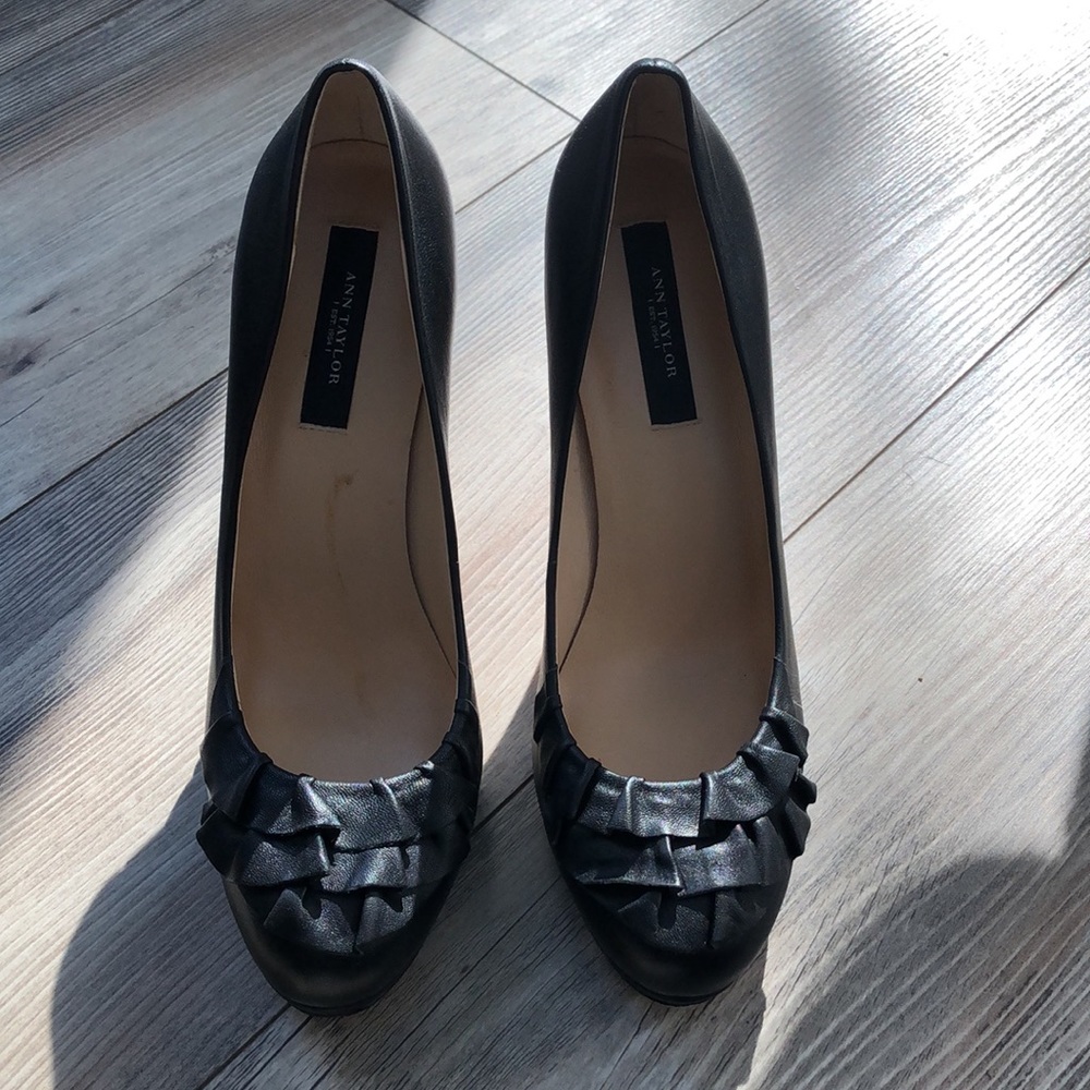 Ann Taylor Ruffle Pump Heels - 7.5 - Picture 3 of 6